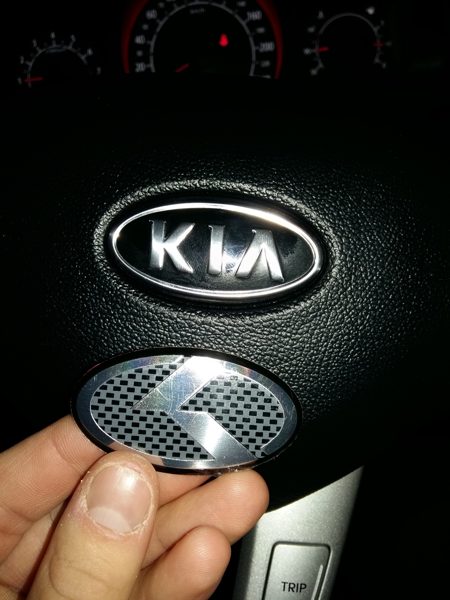 Значки киа сид. Kia Ceed 2011 значки на руле. Новая эмблема Kia Ceed 1 ed. Новый значок Киа на Kia Ceed 1 ed. Kia Ceed 2 шильдик на руле.