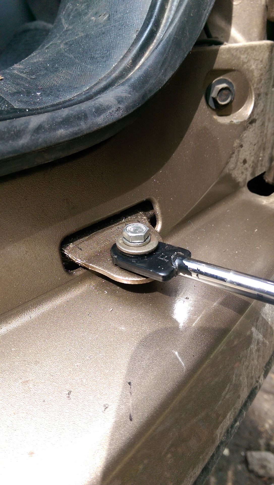 Сломал болт на креплении амортизатора багажа ))) — Honda CR-V (RD4, RD5 ...