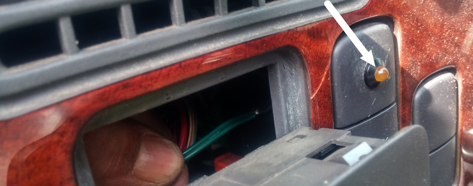 Светодиод. Что это может быть. Предхоз не знает. Эти проводки идут из ботвы, что на фотке выше. — Saab 9-5 (1G)