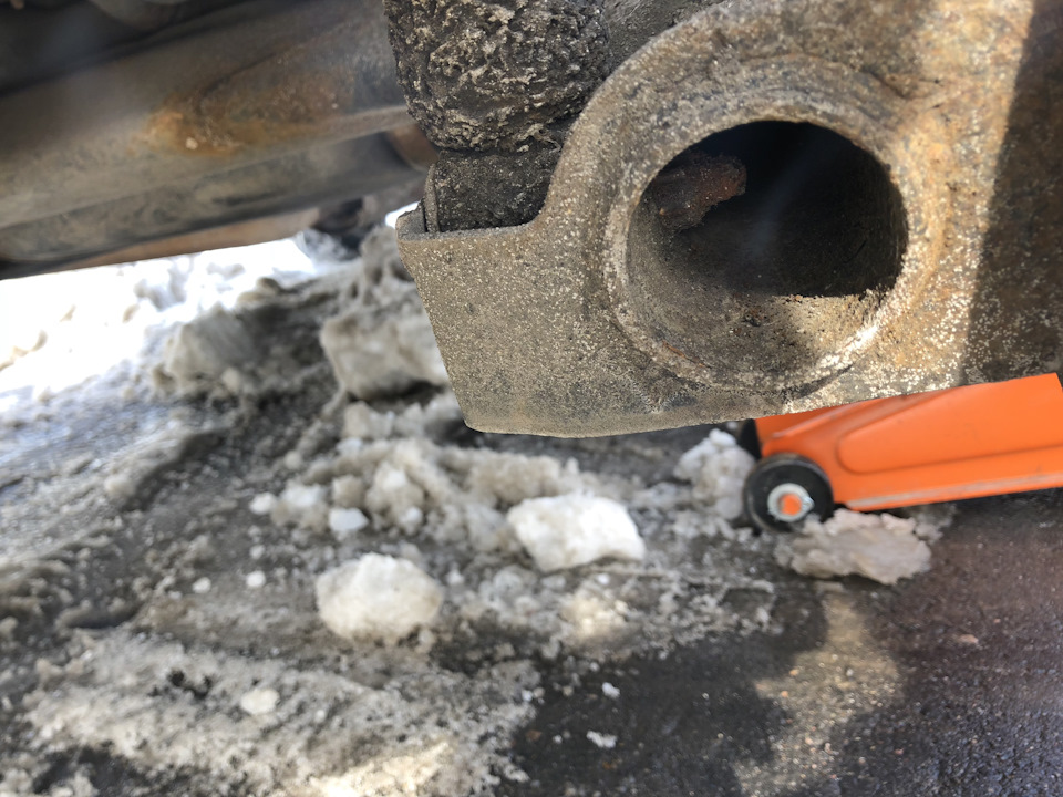 Замена заднего амортизатора. — Volkswagen Pointer, 1 л, 2005 года ...