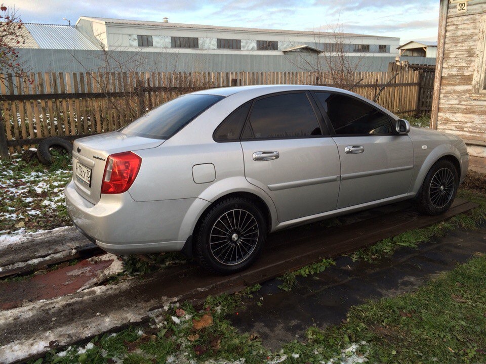 Диски лачетти. Chevrolet Lacetti 16 колеса. Лачетти 2008 седан r18. Литье на Шевроле Лачетти седан r16.