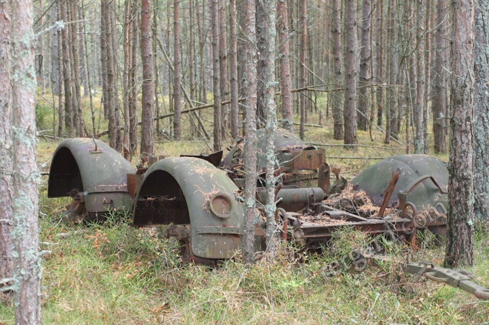 Машина ленинградская область. Находки военной техники в лесах. Останки военной техники в лесах. Техника ВОВ В лесах. Военная техника ВОВ В лесах.