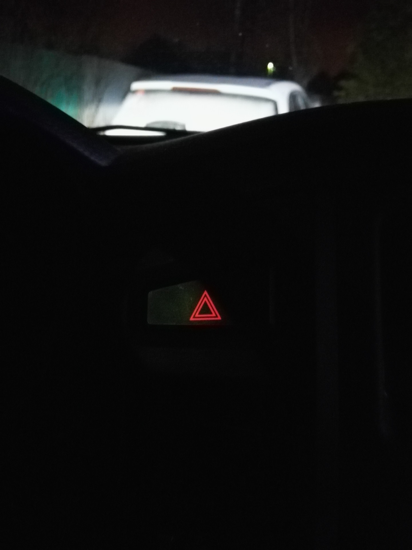 Замена лампочки подсветки кнопки аварийной остановки — Mitsubishi ...