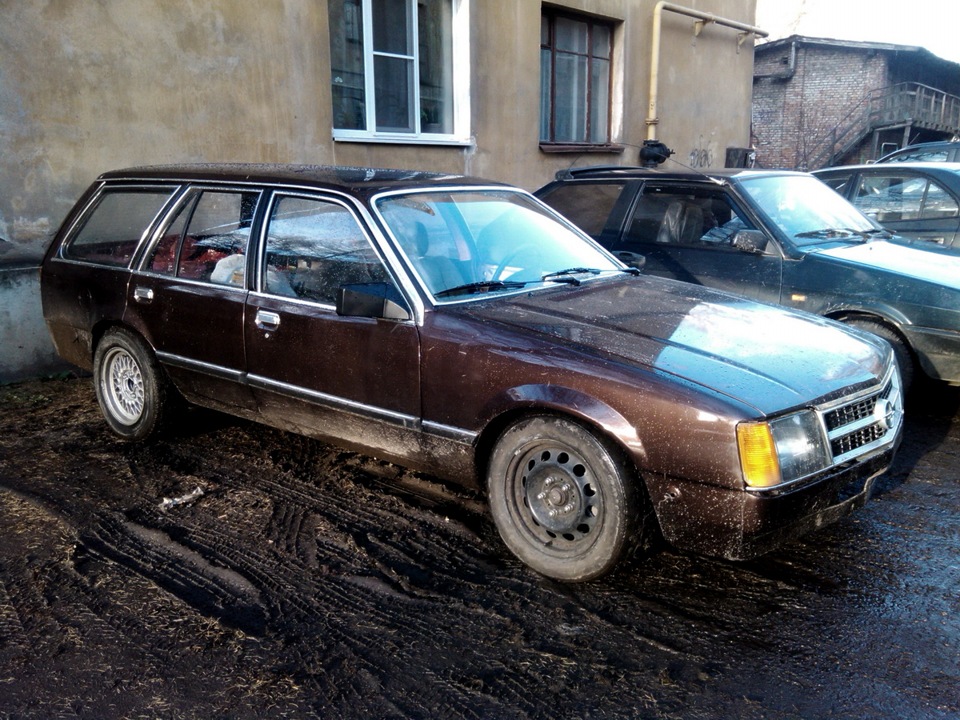 в грязюке осенней, под родными окнами — Opel Rekord E