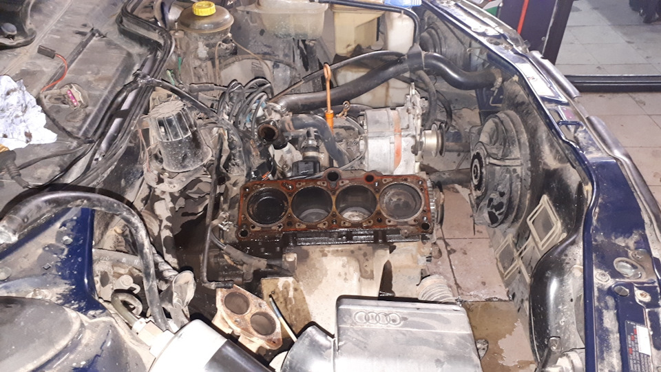 Заклинило натяжной ролик, погнулся клапан — Audi 100 (C4), 2 л, 1991 ...