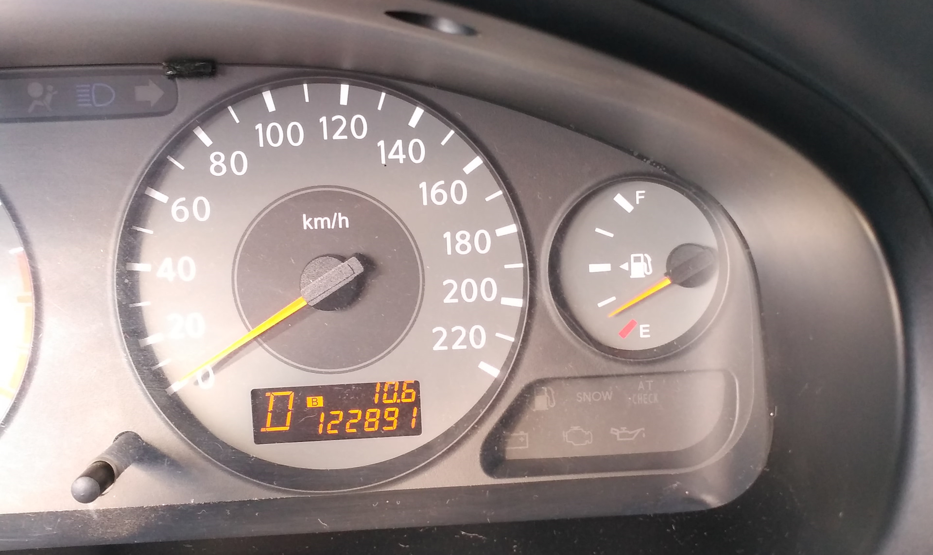 пробег ниссан альмера g15. ниссан альмера тахометр. ниссан альмера n15 стрелка спидометра. ниссан альмера турбо. панели приборов nissan r'nessa.