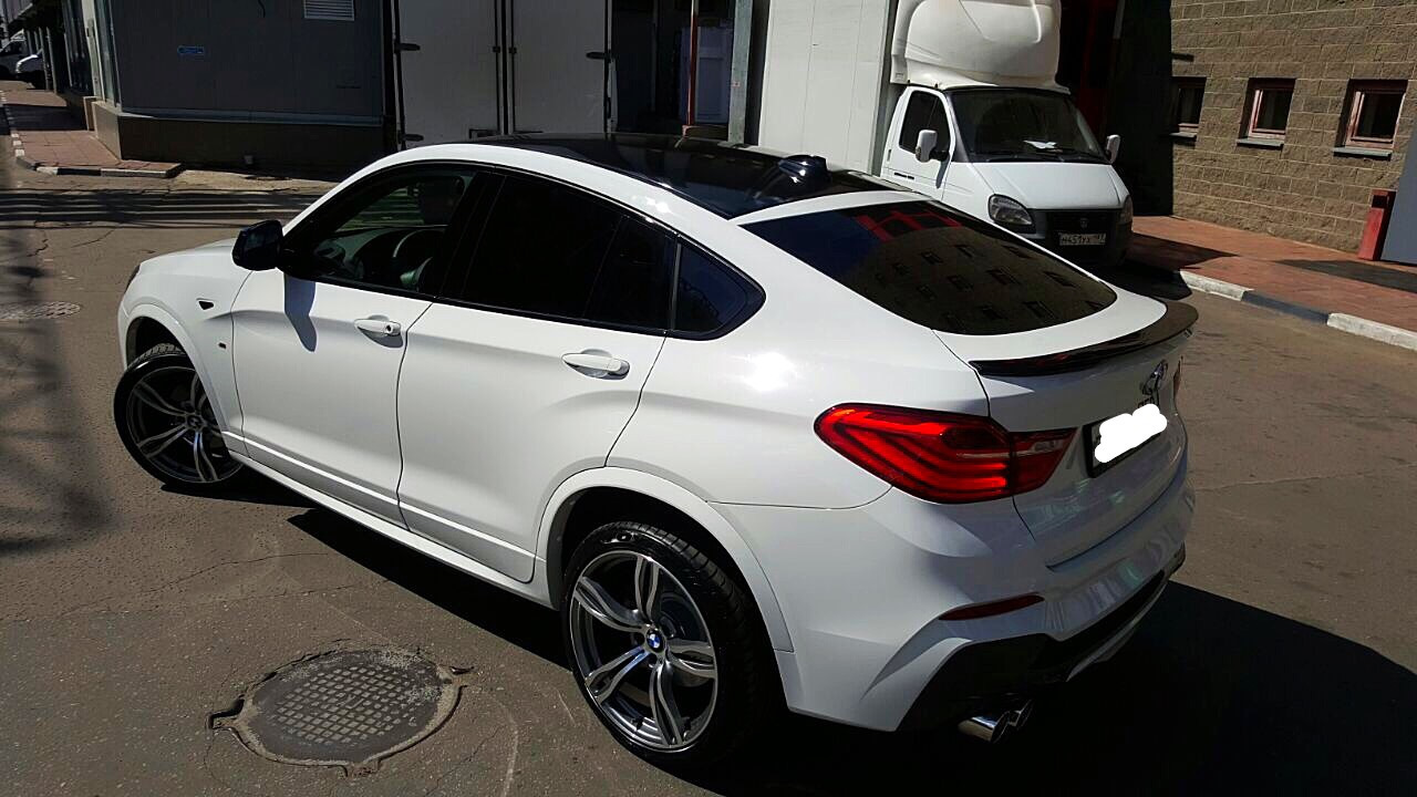 X 6 x 4 24. BMW x6 f16 белый с черной крышей. БМВ x6 f16 с черной крышей. BMW x6 f16 White Drive. BMW x6 f16 белый с черными дисками.