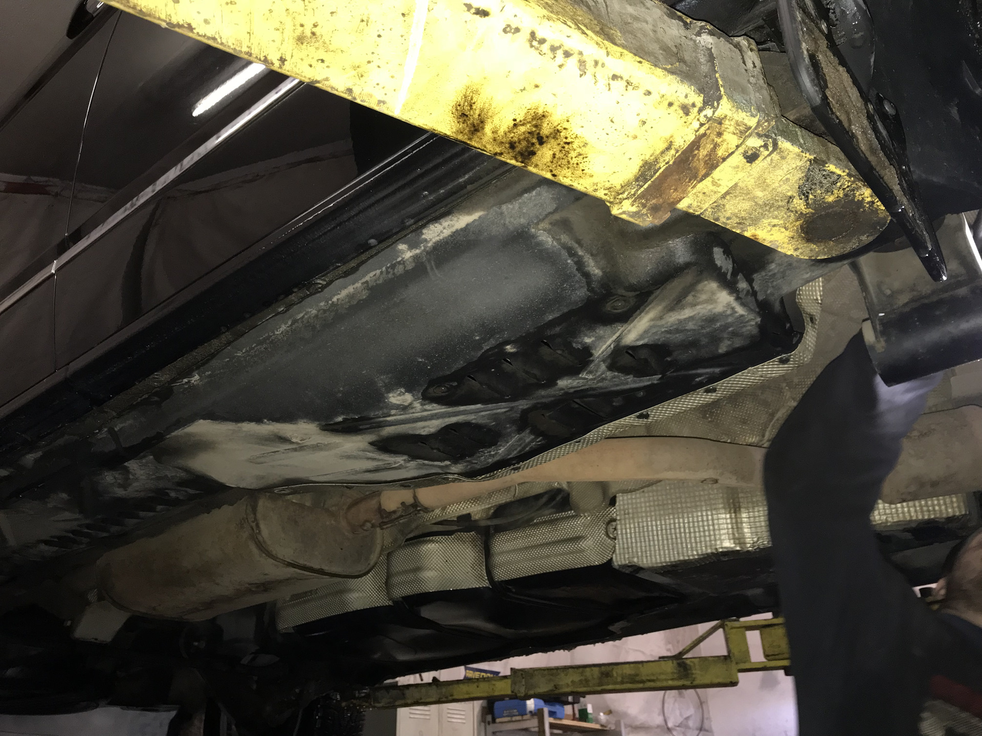 Установка подрамника на 21099. Кожух днища. Кожух днища. Днище калина 1 универсал. Днище кожуха радиатора камаз 65115.