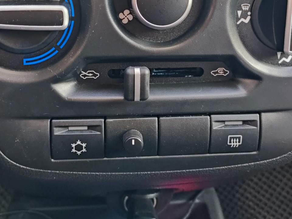 Выносной регулятор усилителя в заглушку кнопки — Lada Гранта Лифтбек ...