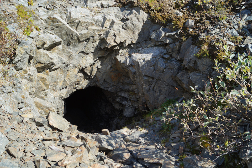 Пещера рядом с ней, пробита видимо взрывчаткой — Nissan Terrano III