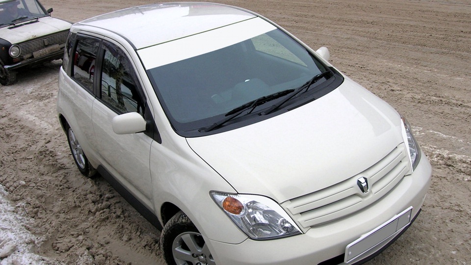 Toyota ist 1.3 белый жемчуг. Тойота Ист 2005 с ресницами. Фара Тойота Ист 2003. Реснички на Ист.