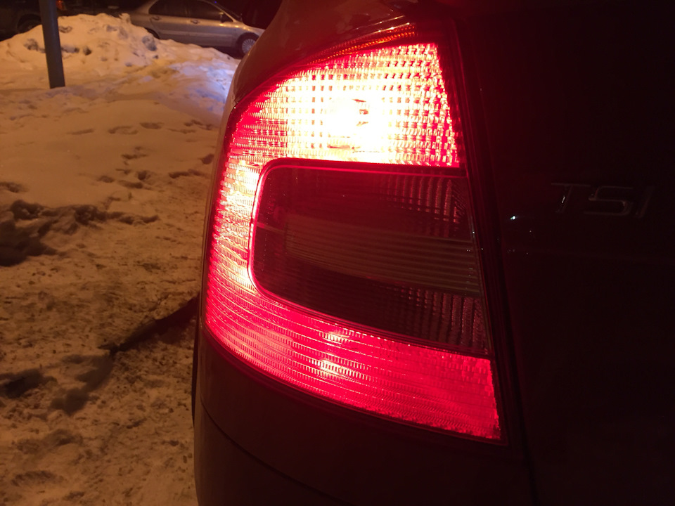 Новый фонарь и опускание зеркала — Skoda Octavia A5 Mk2, 1,4 л, 2011 ...