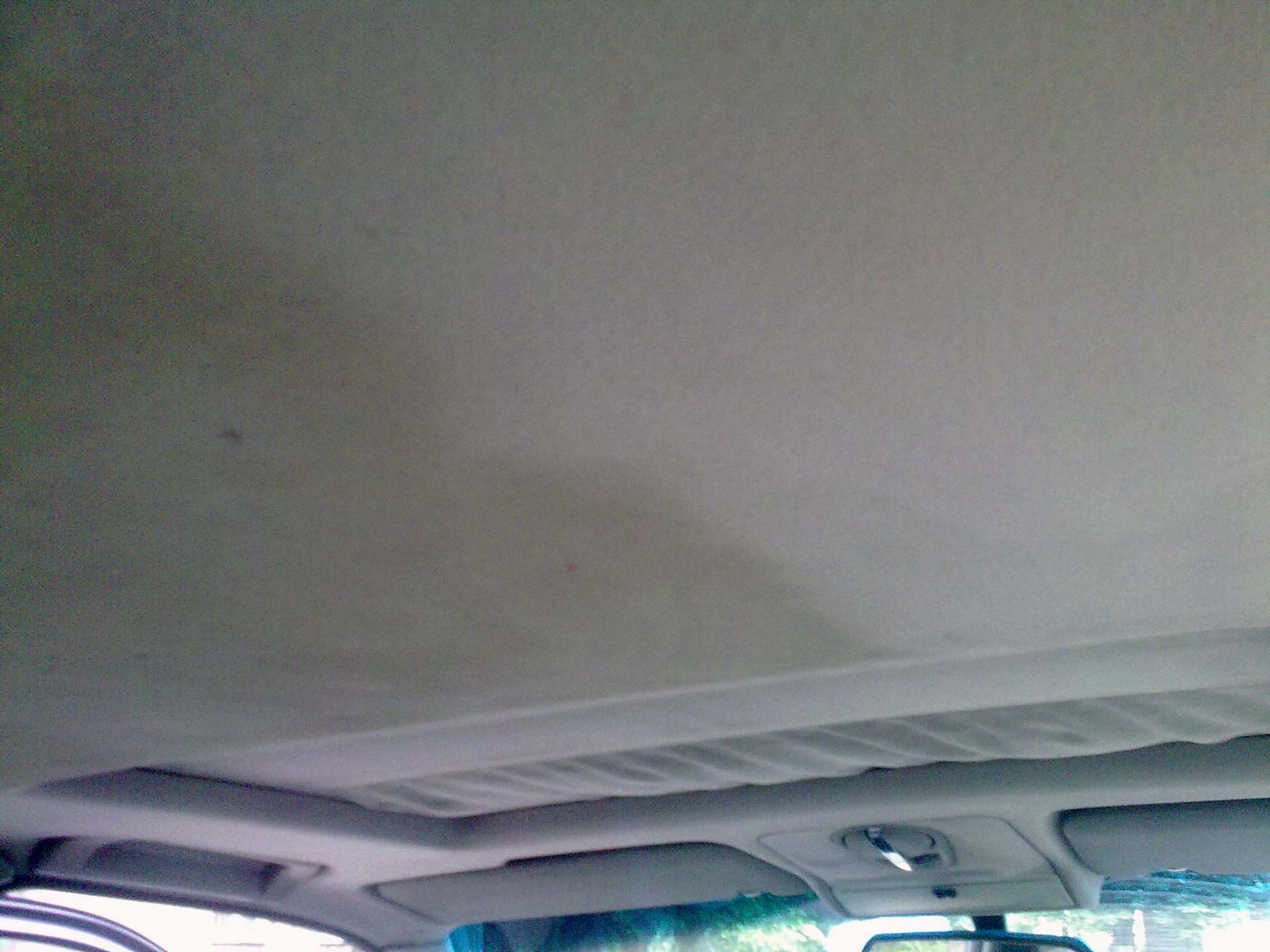 Как почистить потолок в машине. Обшивка потолка БМВ е34. Мытье потолка вид снизу. Чем почистить потолок в машине. Помыть потолок в машине керхером Приора.