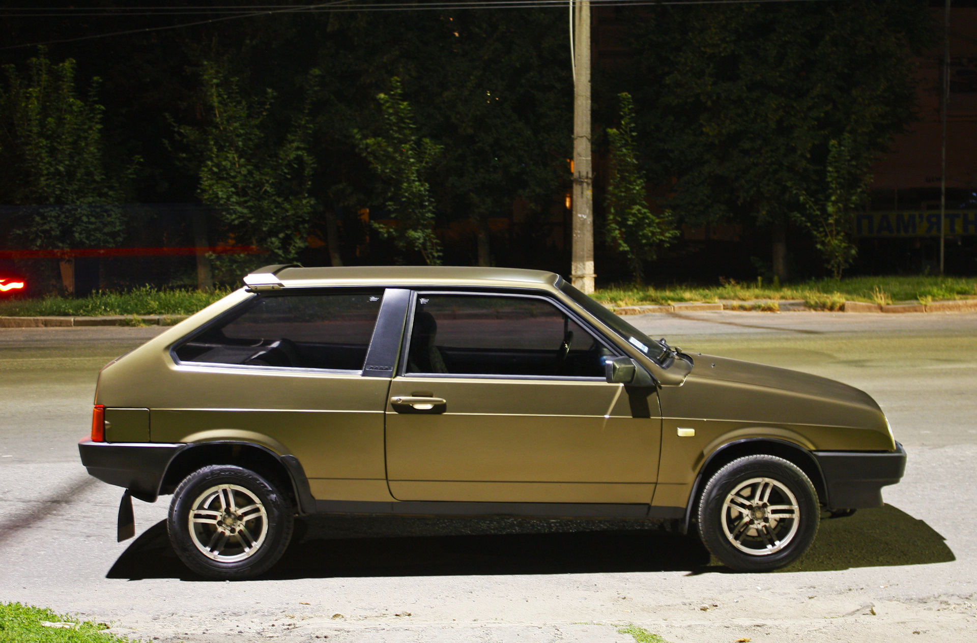 нива 2121 хаки. ваз 2112 камуфляж зеленый. ваз 2112 камуфляж. ваз 2107 v8. цвет хаки ваз.