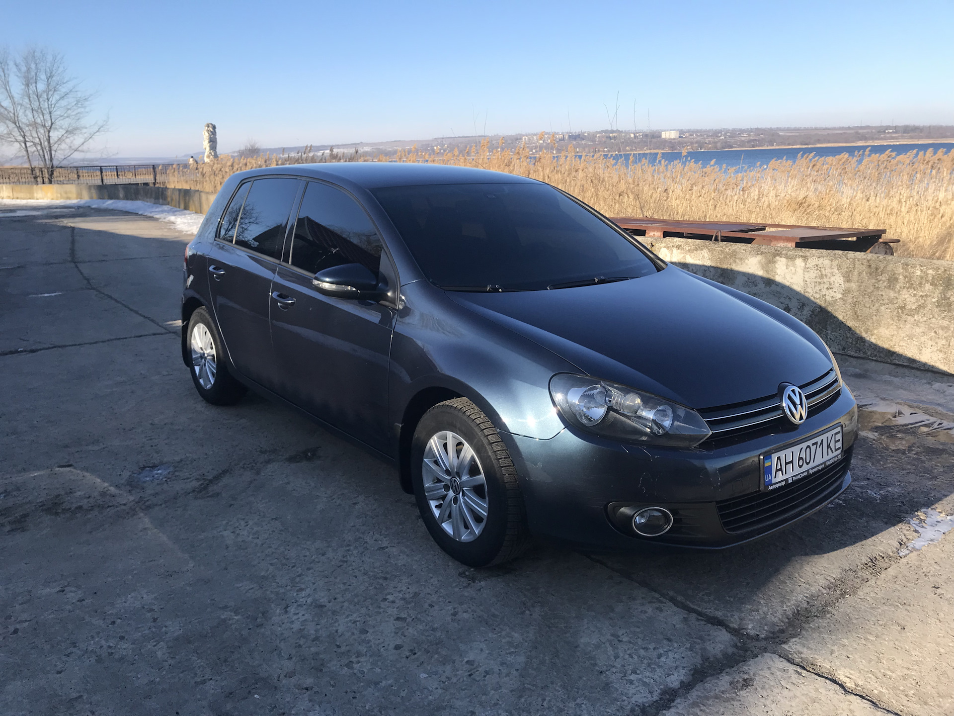 Белый чёрный Volkswagen Golf 6