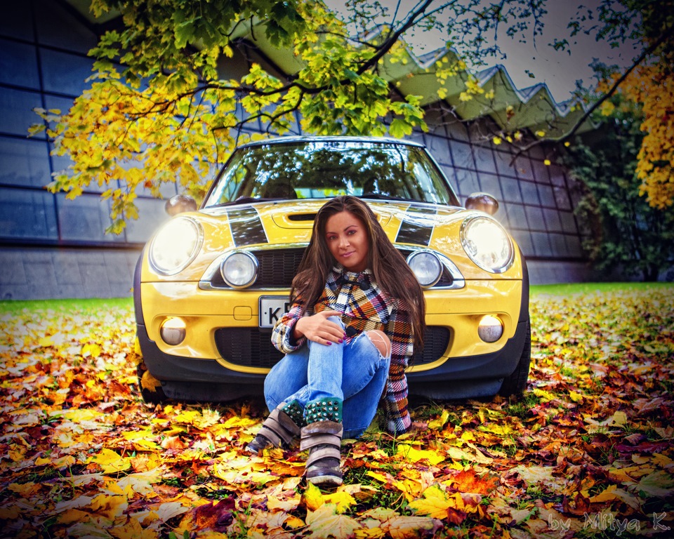 Мини осень. Mini Cooper autumn. Осень мини Купер. Мини Купер осенью. Участница дома 2 на желтом мини Купере.