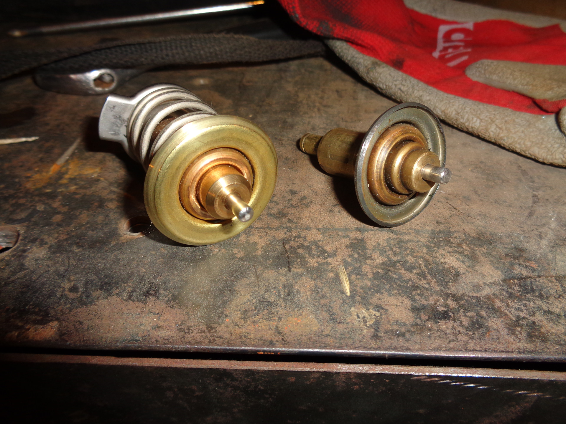 Приора 16 клапанная термостат. Термостат 2114 сломанный. Термостат ваз 2110 90 градусов. Как сделать термостат чтобы открывался. Термоэлемент ваз 2110.