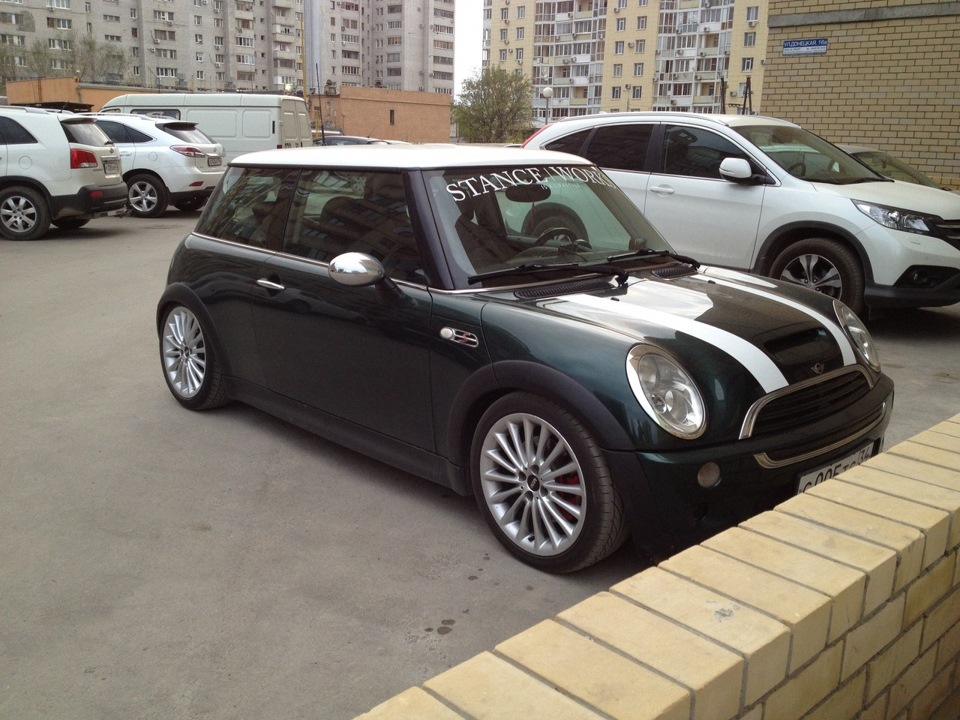 Установлен мини. Mini Cooper s (mk2) 2003. Mini Cooper 2003 1.6 s. BMW Mini Cooper s 2003. Mini Cooper r50 1.6 серый 2003.