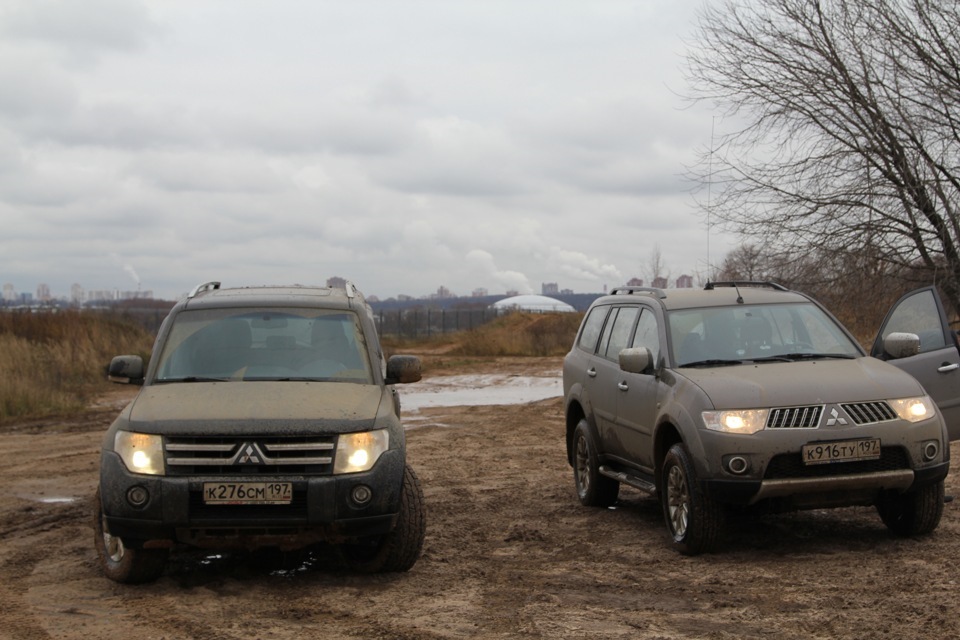 Паджеро 4 сравнение. Паджеро спорт и Паджеро 4. Mitsubishi Pajero и Mitsubishi Pajero Sport. Pajero 4 и Pajero Sport. Pajero 4 vs Pajero Sport.