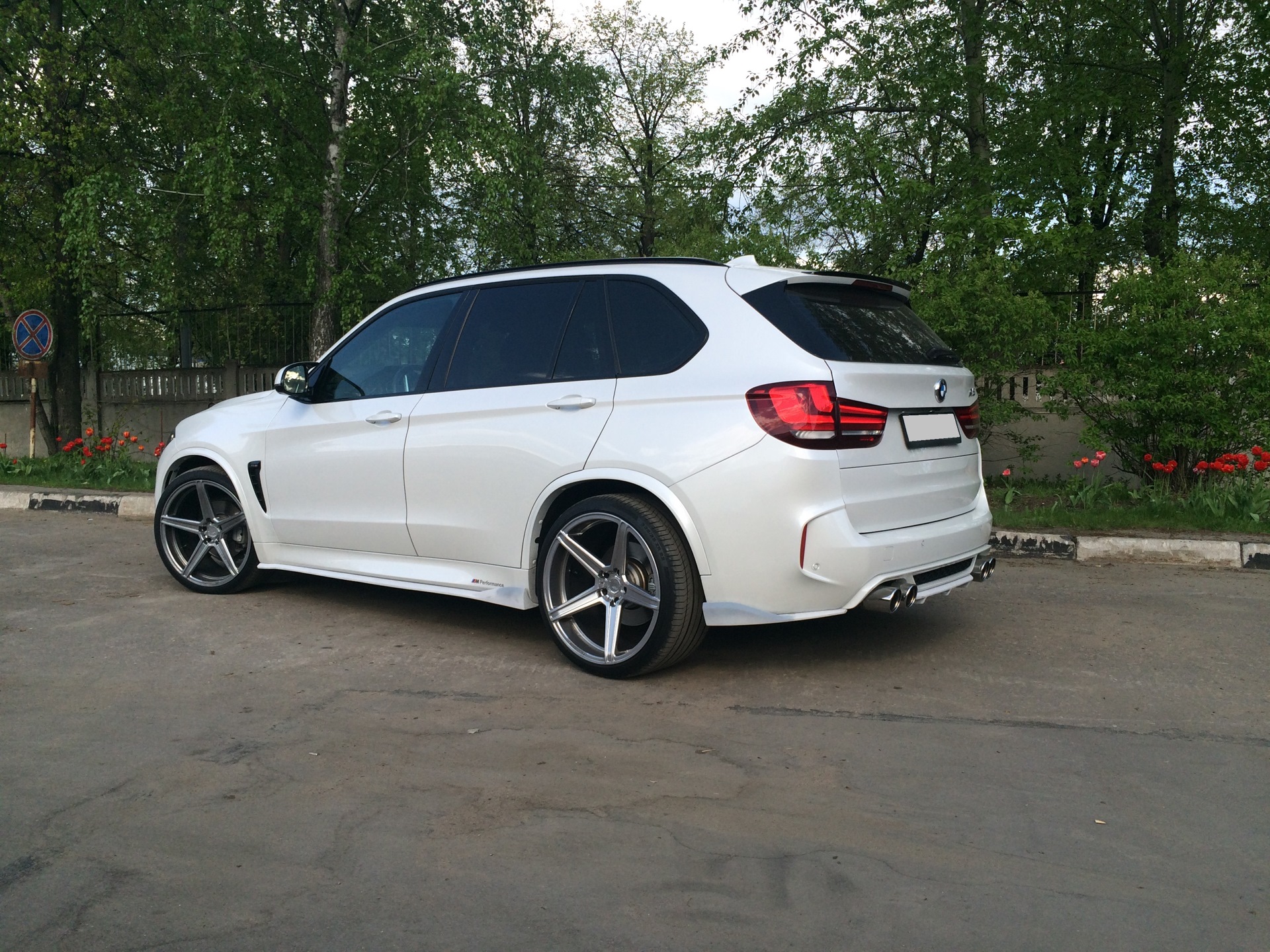 19 x 5 2 3. BMW x5 f85 белый Vossen. BMW x5 f15 r22. BMW x5 f85 White. BMW x5 f15 черная крыша.