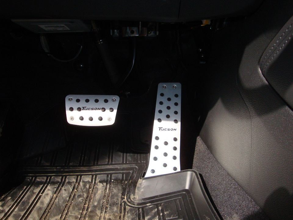 Обе накладки обуваются по месту, накладка на педаль газа устанавливается (натягивается) сразу на педаль. — Hyundai Tucson (TL)