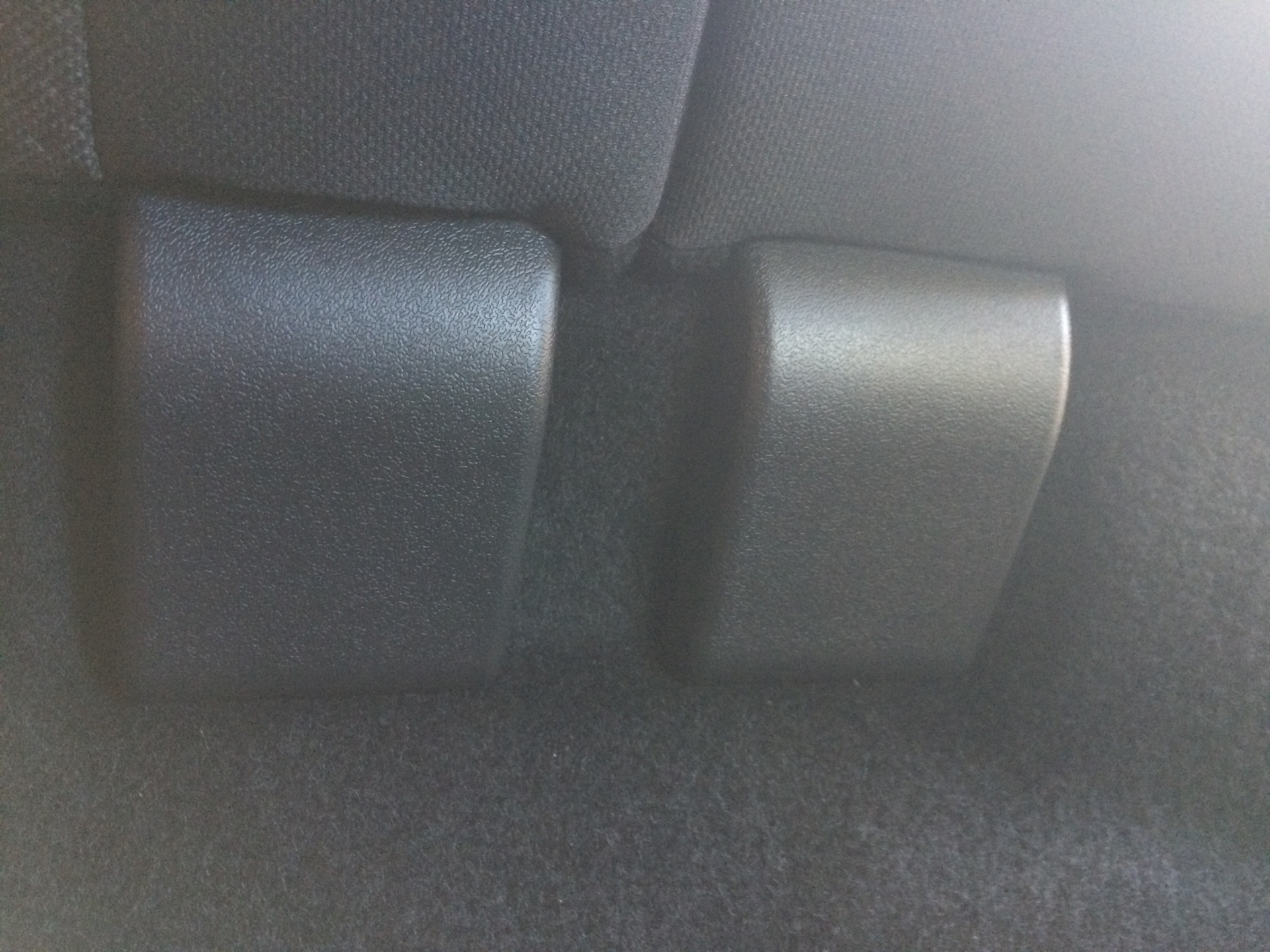Заглушка на заднее сидение Nissan x-Trail. Заглушки заднего сидения w164. Заглушка крепления задних сидений Приора универсал. Заглушка петли заднего сиденья Калина. Скрип в ниссане