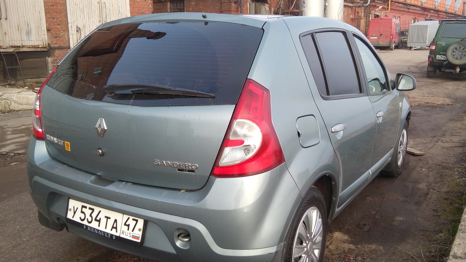 Renault sandero год выпуска. Renault Sandero 2011 голубой. Рено Сандеро 2011 ядовито зеленый.