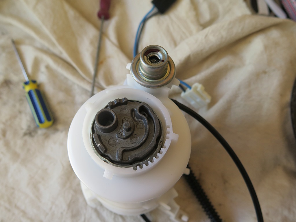 Замена фильтра тонкой очистки топлива - Mazda Demio (2G), 1,3 л, 2002 года своим