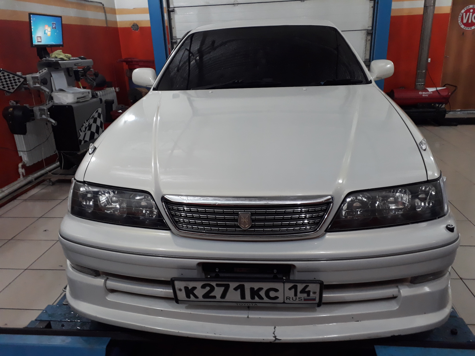 Кузов оптика. Toyota mark2 100 линзы. Фары на Тойота Марк 2 100 кузов. Mark 2 100 оптика. Черные фары Марк 2 100.