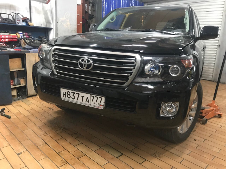 Toyota Land Cruiser 200 черный матовый