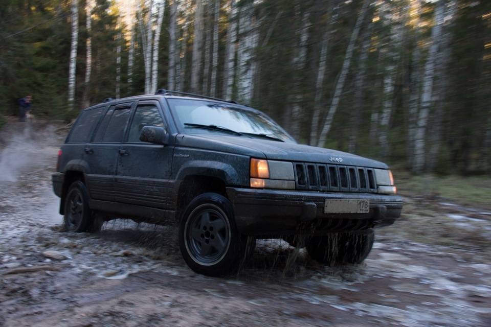 Jeep Grand Cherokee в грязи