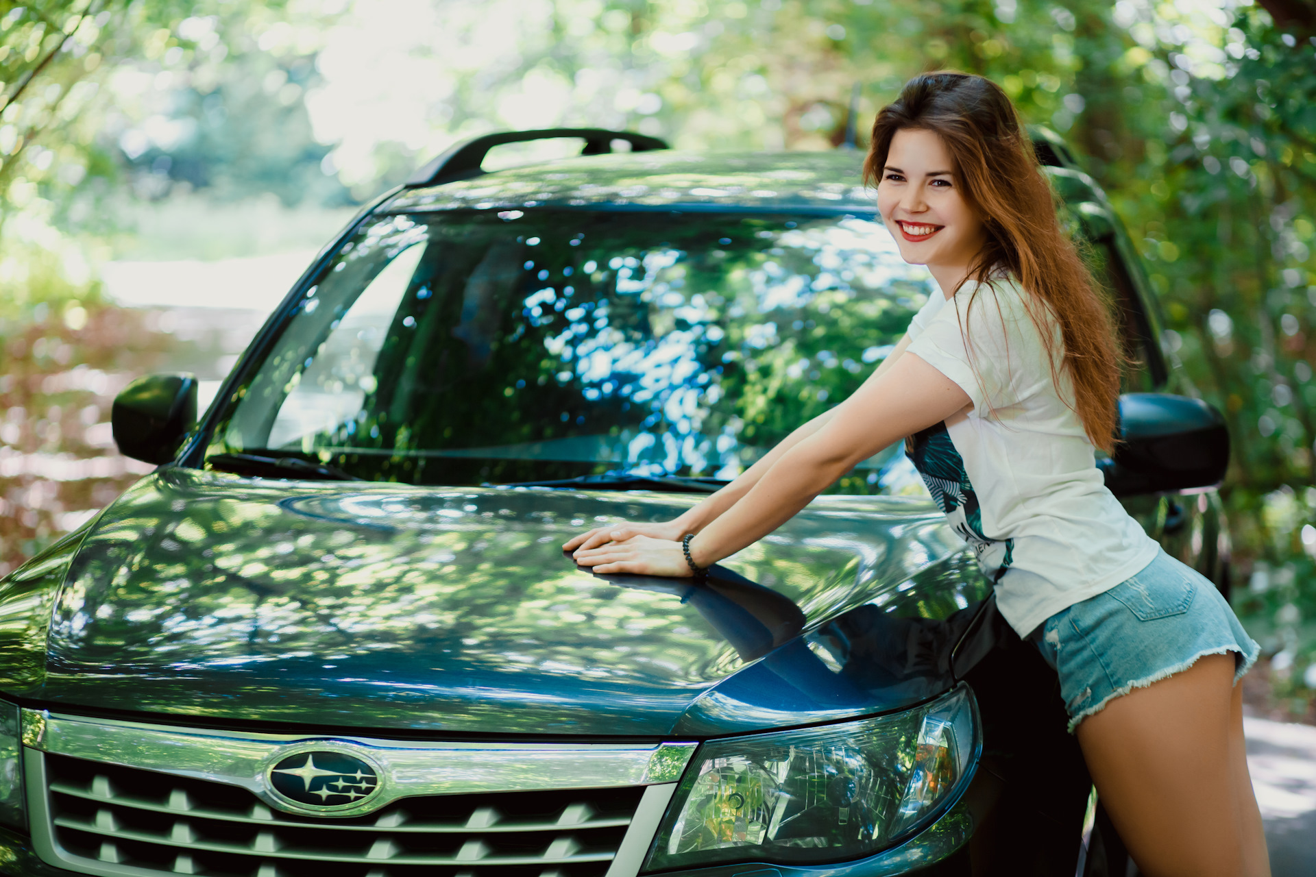Вип девушки дриве моделс ру. Subaru Forester девушки. Субару Форестер и девушки. Фотосессия с машиной в лесу летом. Фотосессия с машиной девушки летом в лесу.