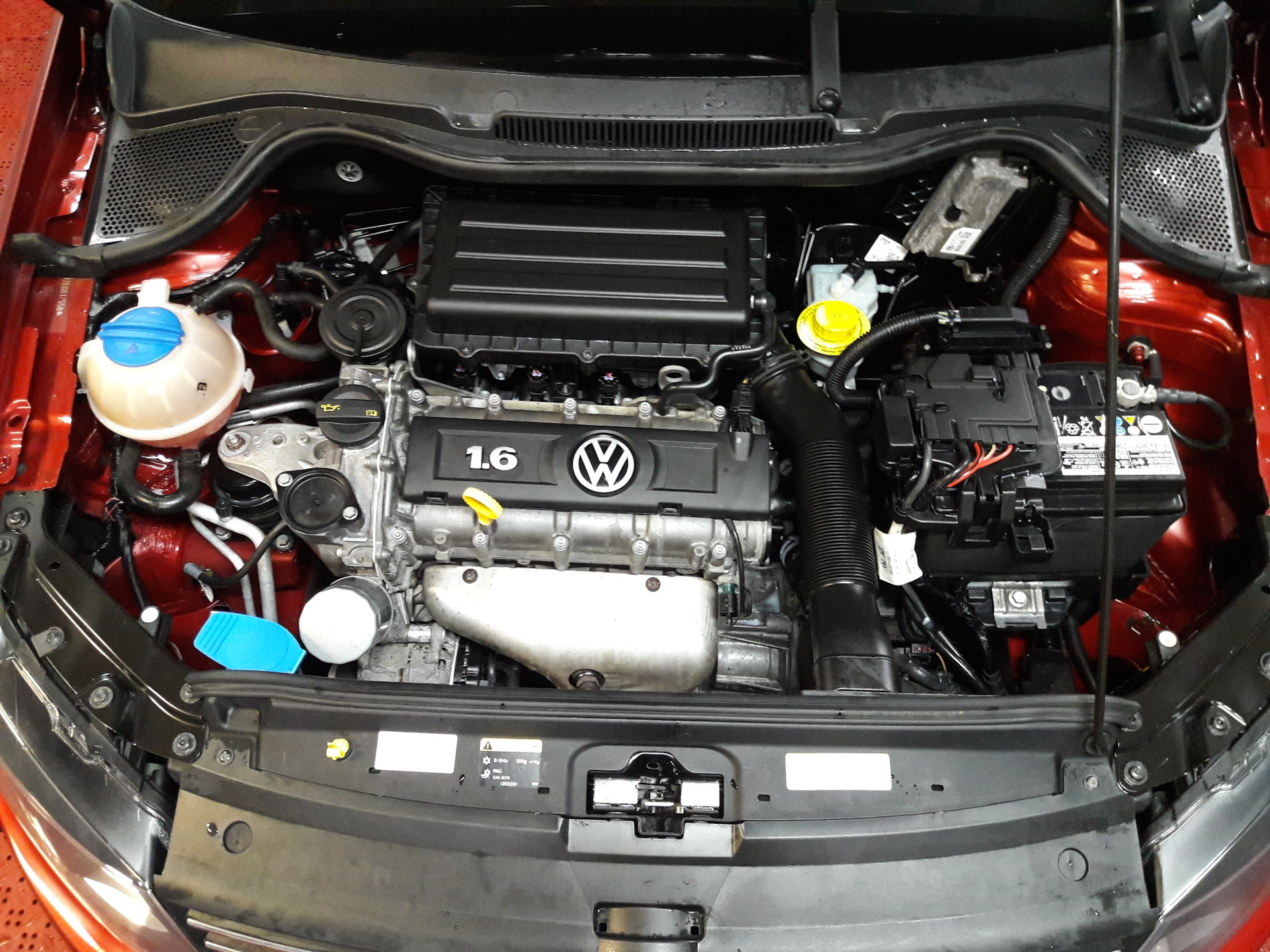 Volkswagen polo мотор. Фольксваген поло 2012 мотор. Двигатель Фольксваген поло седан 1.6. Мотор Фольксваген поло 1,2. Двигатель Фольксваген поло седан 2012.