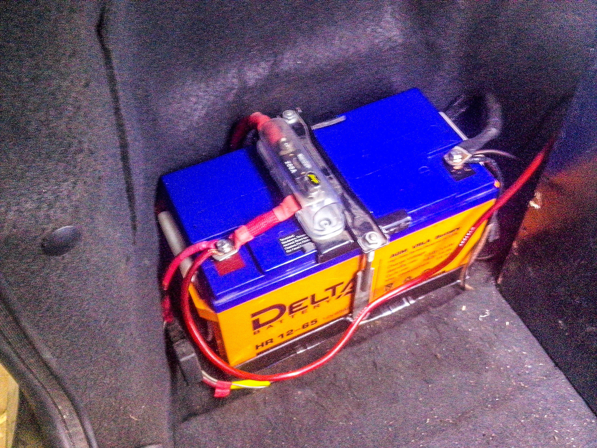 Подключение автомобильного аккумулятора. Второй аккумулятор в багажник ВАЗ 2112. 2 АКБ В багажник Нива. 2 Аккумулятор в гранту.