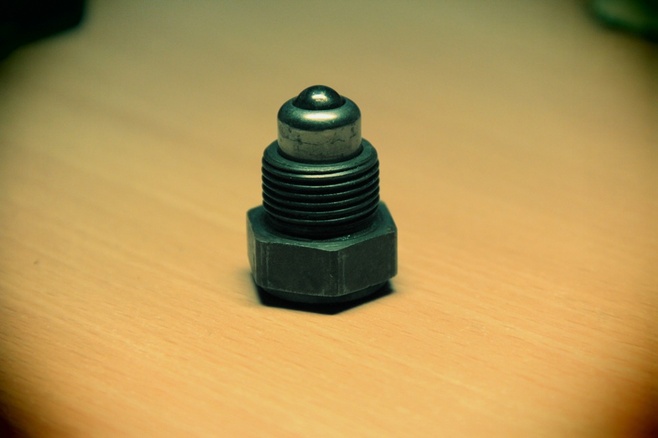 Вот та самая пробка что была на должном месте для лягушки. — Volkswagen Golf Mk4