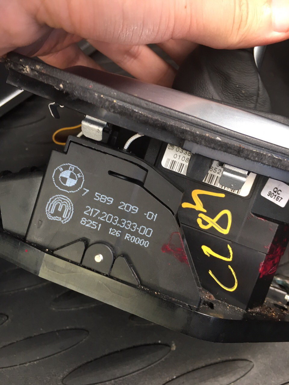 Photo from the logbook BMW 5 series (E60). Found on photo: 8251126