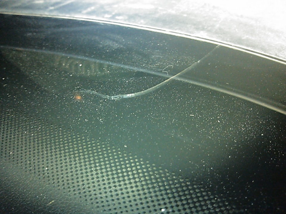 Ремонт трещины лобового цена. Стекло лобовое VW Polo (2020-). Пыльник лобового стекла Фольксваген поло седан 2014. Трещина на лобовом. Скол на лобовом стекле.