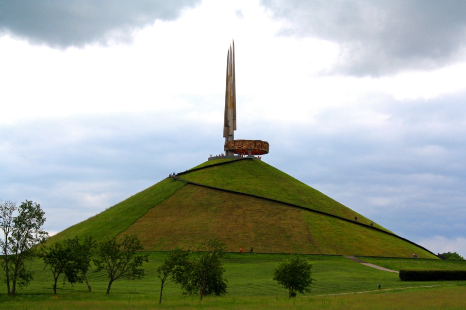 Минский курган. Хатынь Курган славы. Мемориальный комплекс Курган славы Минск. Курган славы Смолевичи. Мемориальный комплекс "Курган славы" около Минска, Белоруссия.