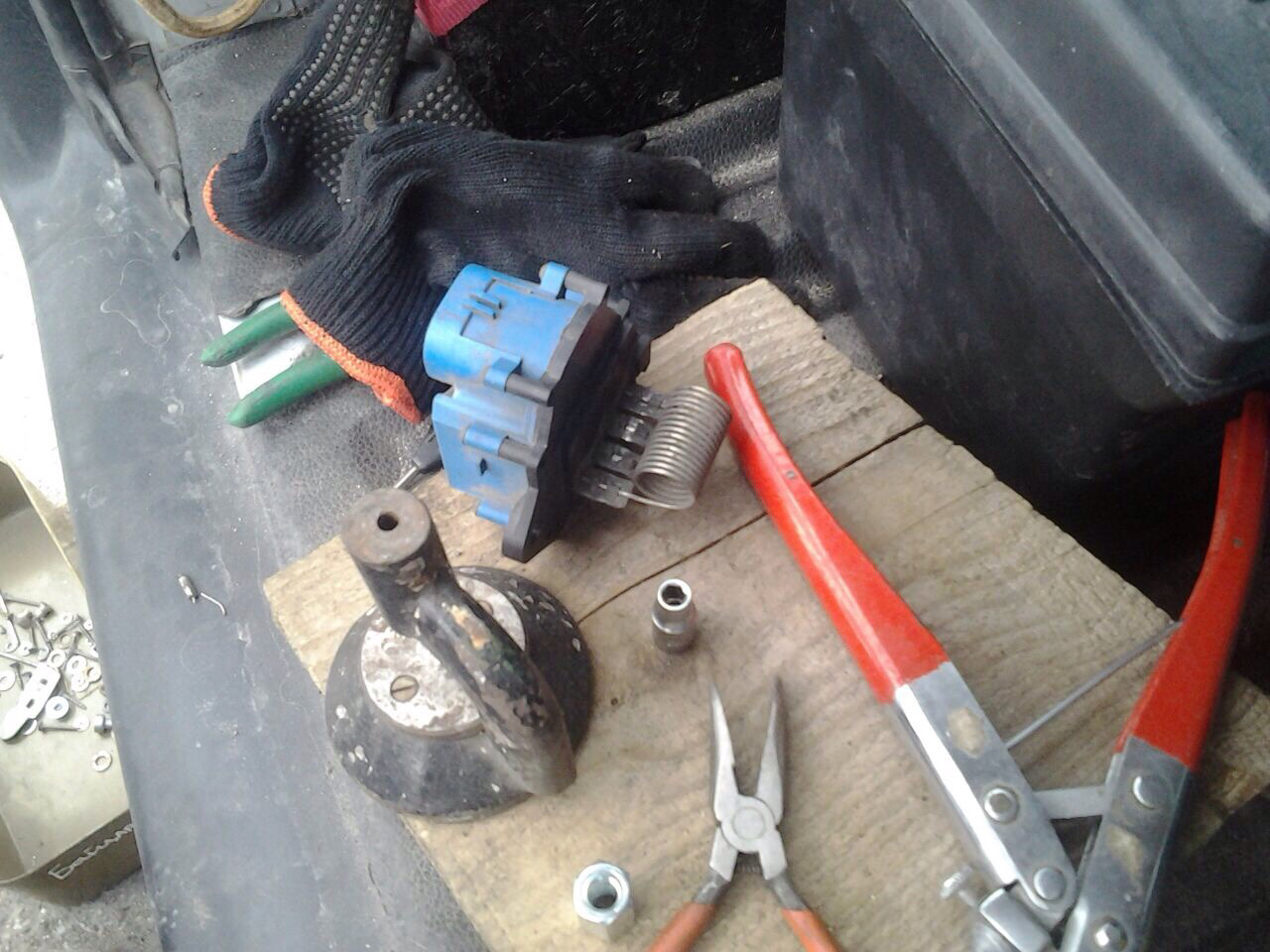 Не работает 1 скорость. Не работает 1 скорость. Не работает первая скорость вентилятора пежо 206. Не работает 1 скорость. Astra h резистор вентилятора охлаждения.