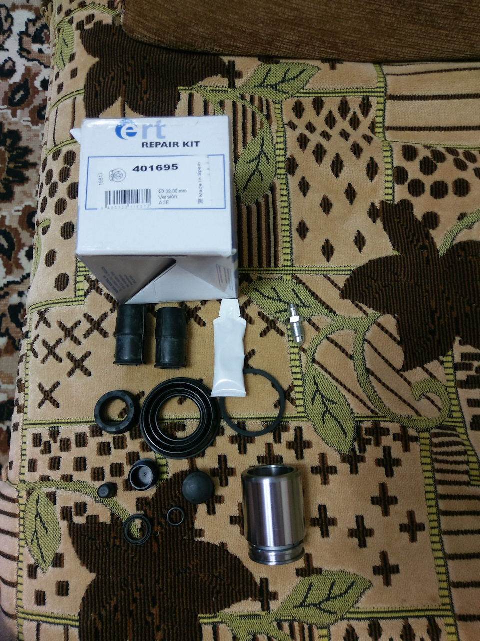 замена задних колодок, пыльника поршня на заднем суппорте — Ford Focus ...