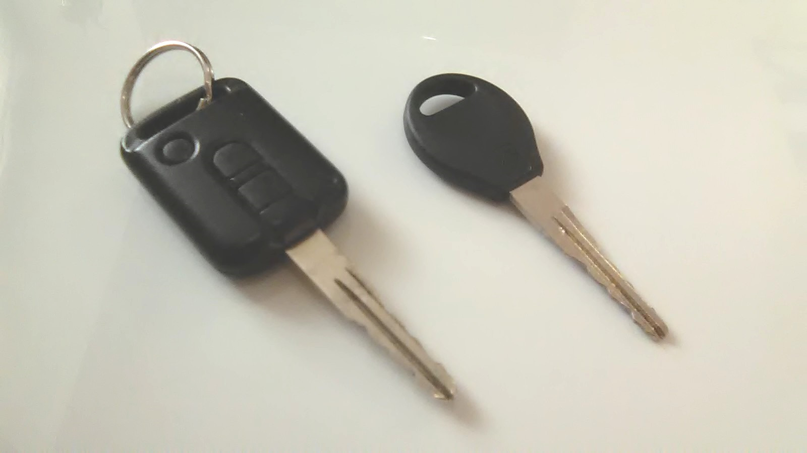 Ключ Ниссан вингроуд 2000 год с тремя кнопками. Дубликат ключ Титан. Ключи Nissan Wingroad 2003. Дубликат ключа без кнопок.