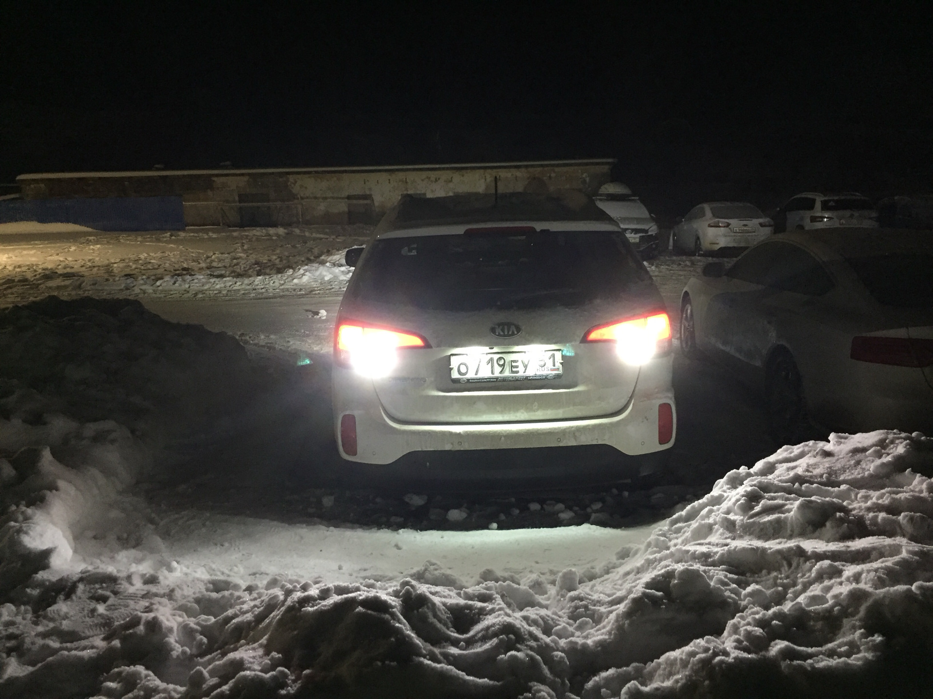 Задний ход фольксваген поло седан. Led лампы киа церато 4. Бмв 320i сзади ночью. Задний ход 2017. Тигуан фонарь заднего хода.