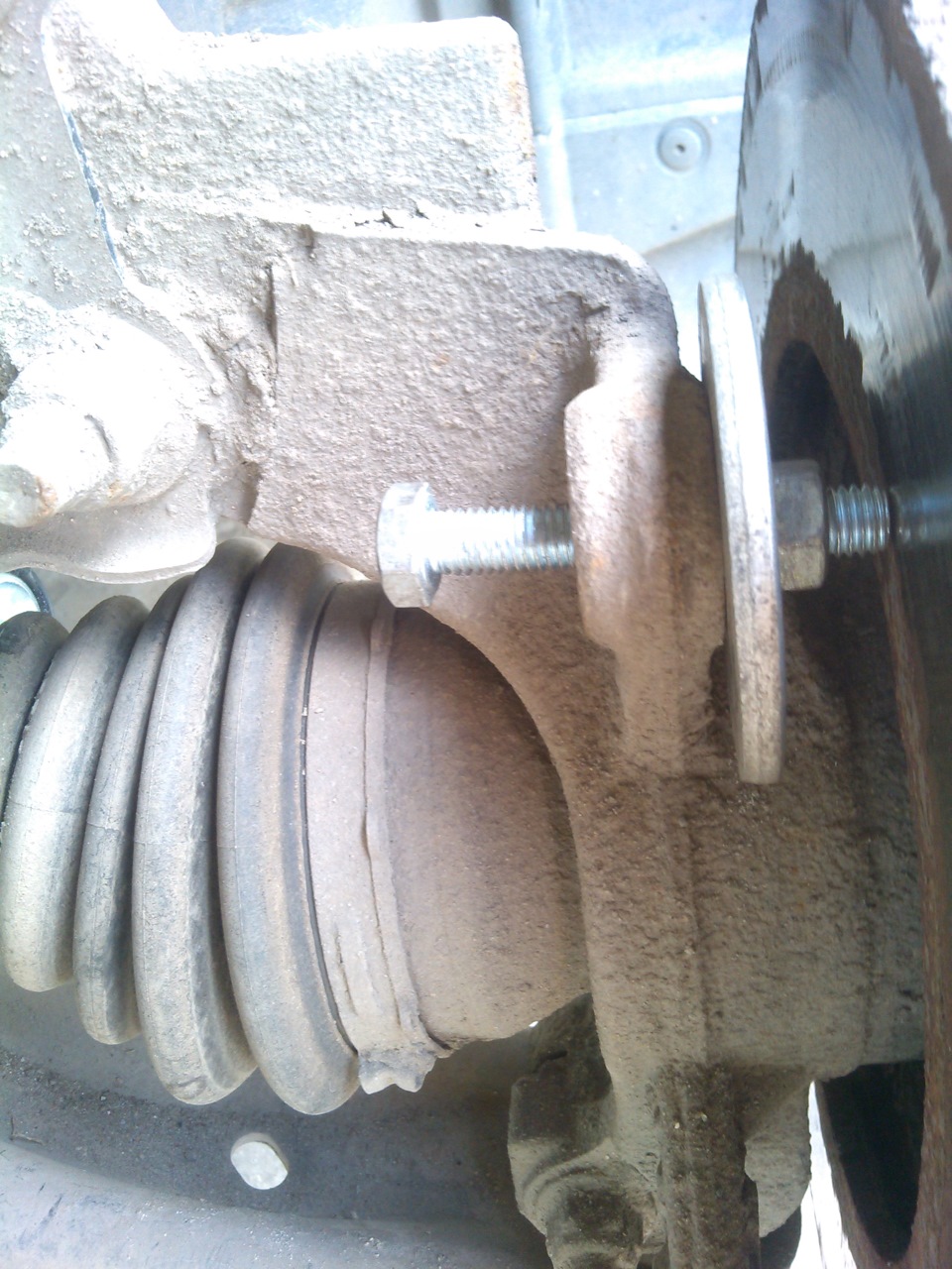 Как снять тормозной диск — Ford Fiesta (Mk VI), 1,6 л, 2008 года ...