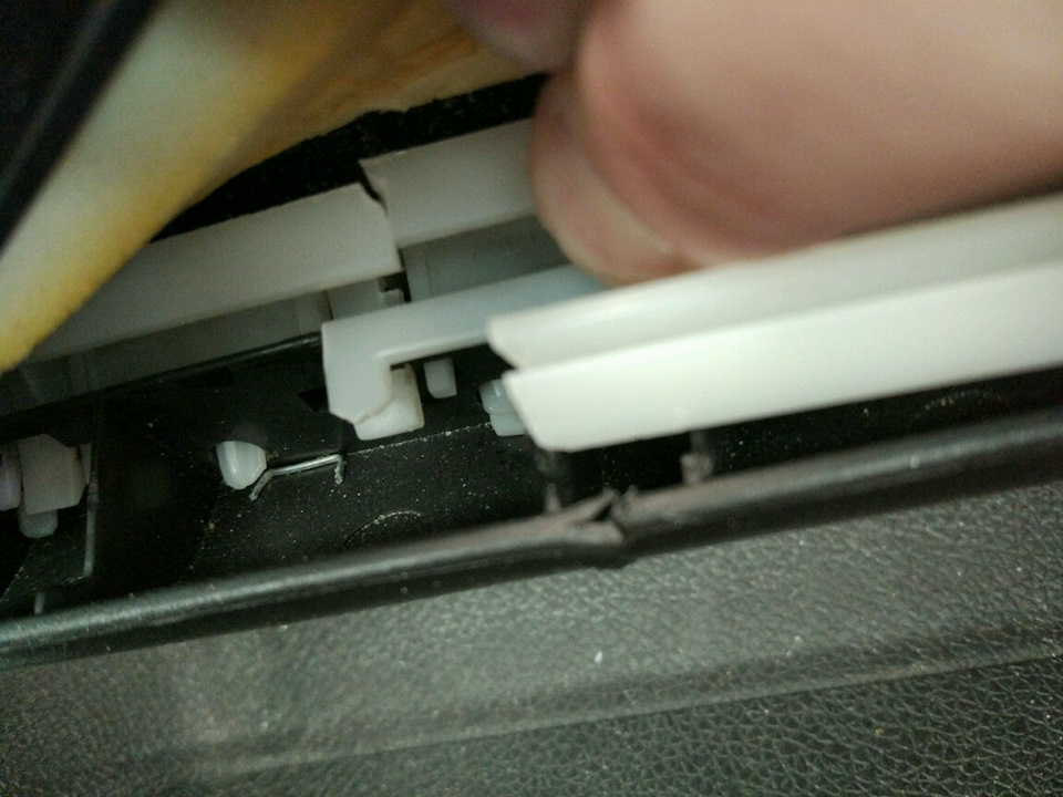 все пластмасинки поломаны, из-за чего ручка прогибается по центру — Chevrolet Tahoe (GMT900)