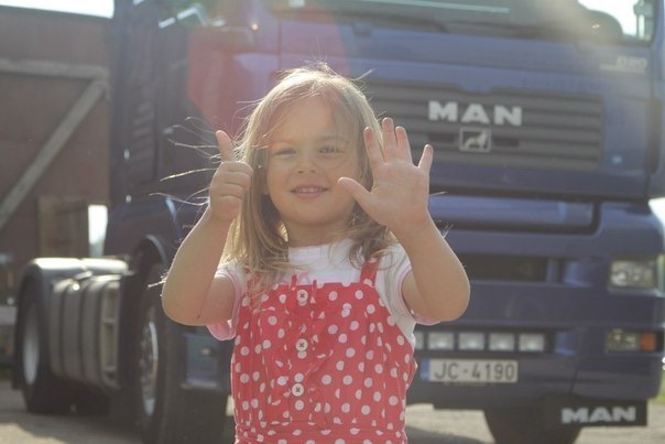 Дочь встречает отца дальнобойщика. Песня дальнобойщика про дочку. Дальнобойщики иваныч прощается с камазом. Встречаем папу из рейса. Папа в рейсе.