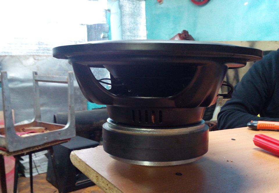 Больше баса (активный саб в ЧВ короб) — Lada Приора седан, 1,6 л, 2013 ...