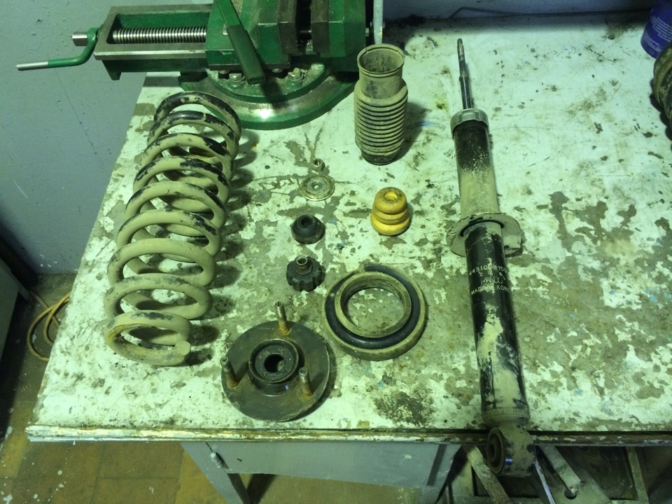 Разобранная стойка — SsangYong Rodius