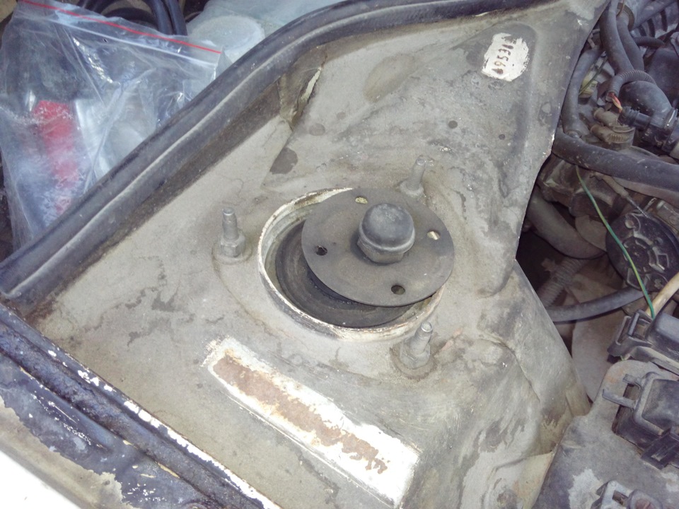 вырвало стойку. вырвало стойку. задняя чашка ваз 2112. стабилизатор на chevrolet lanos 2007 года. вырванная опора стойки.