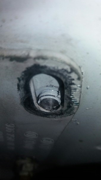 Сломал шпильку на креплении капота. — Mercedes-Benz Sprinter (2G), 2,2 ...