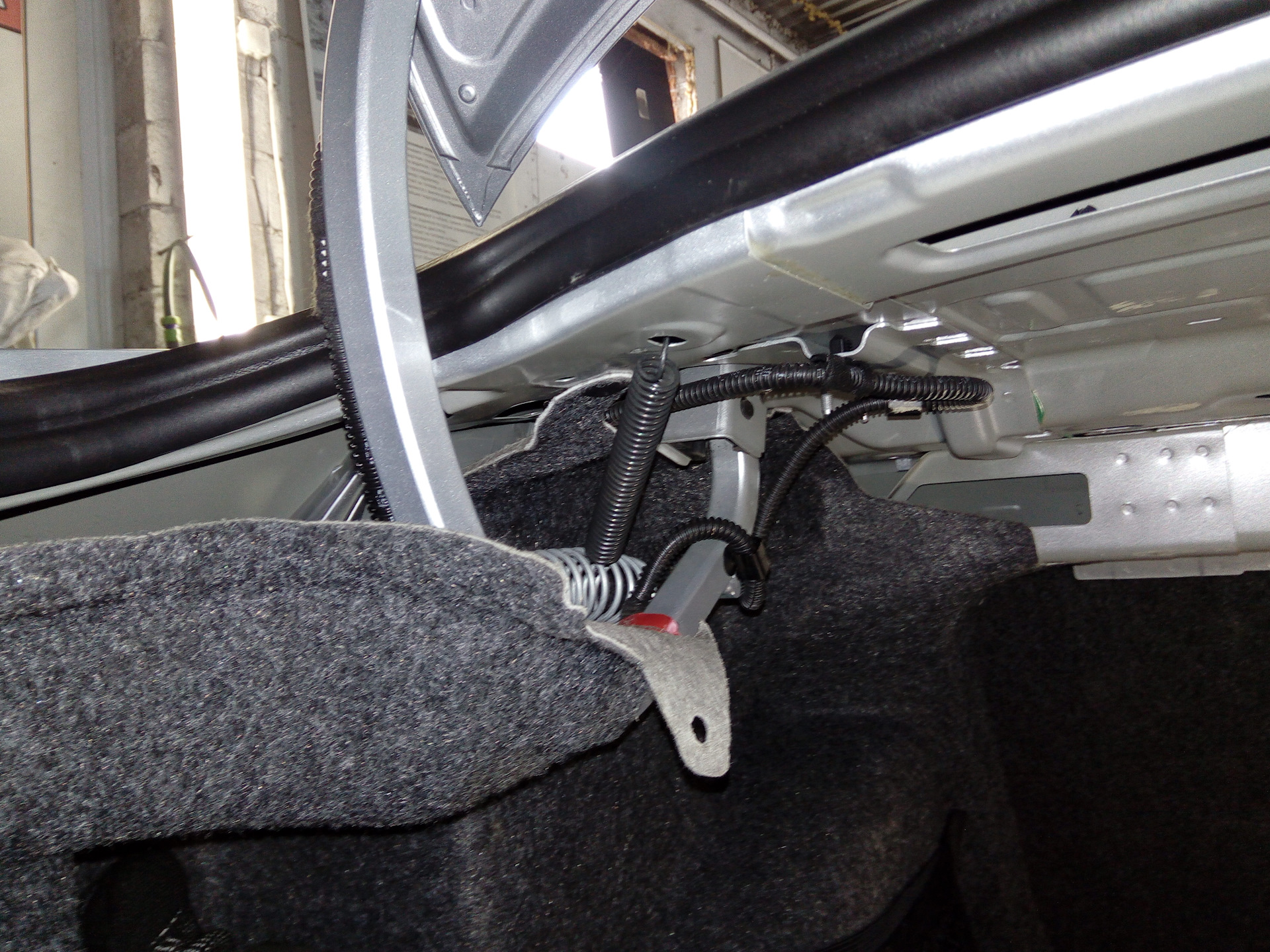 Предохранитель открывания багажника поло седан